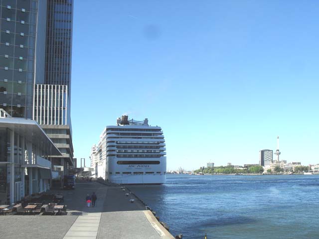 Cruiseschip ms MSC Poesia van MSC Cruises aan de Cruise Terminal Rotterdam